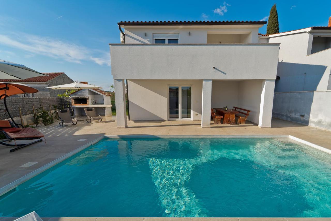 Villa Luka With Private Pool Near Pula Exteriör bild