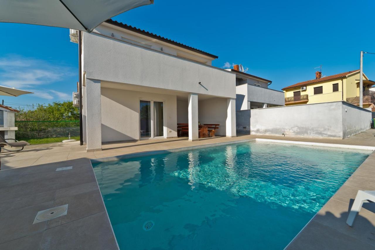 Villa Luka With Private Pool Near Pula Exteriör bild