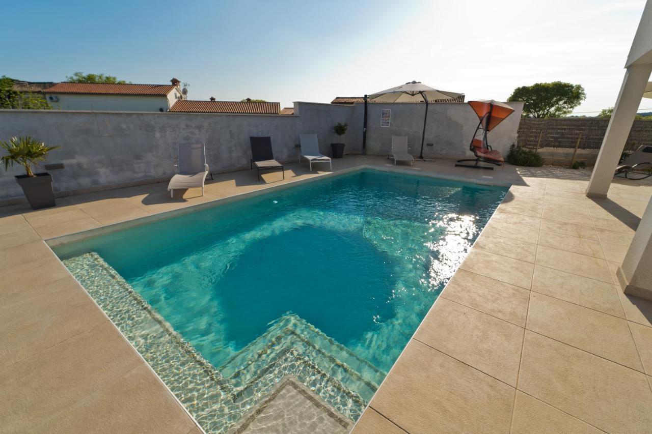 Villa Luka With Private Pool Near Pula Exteriör bild