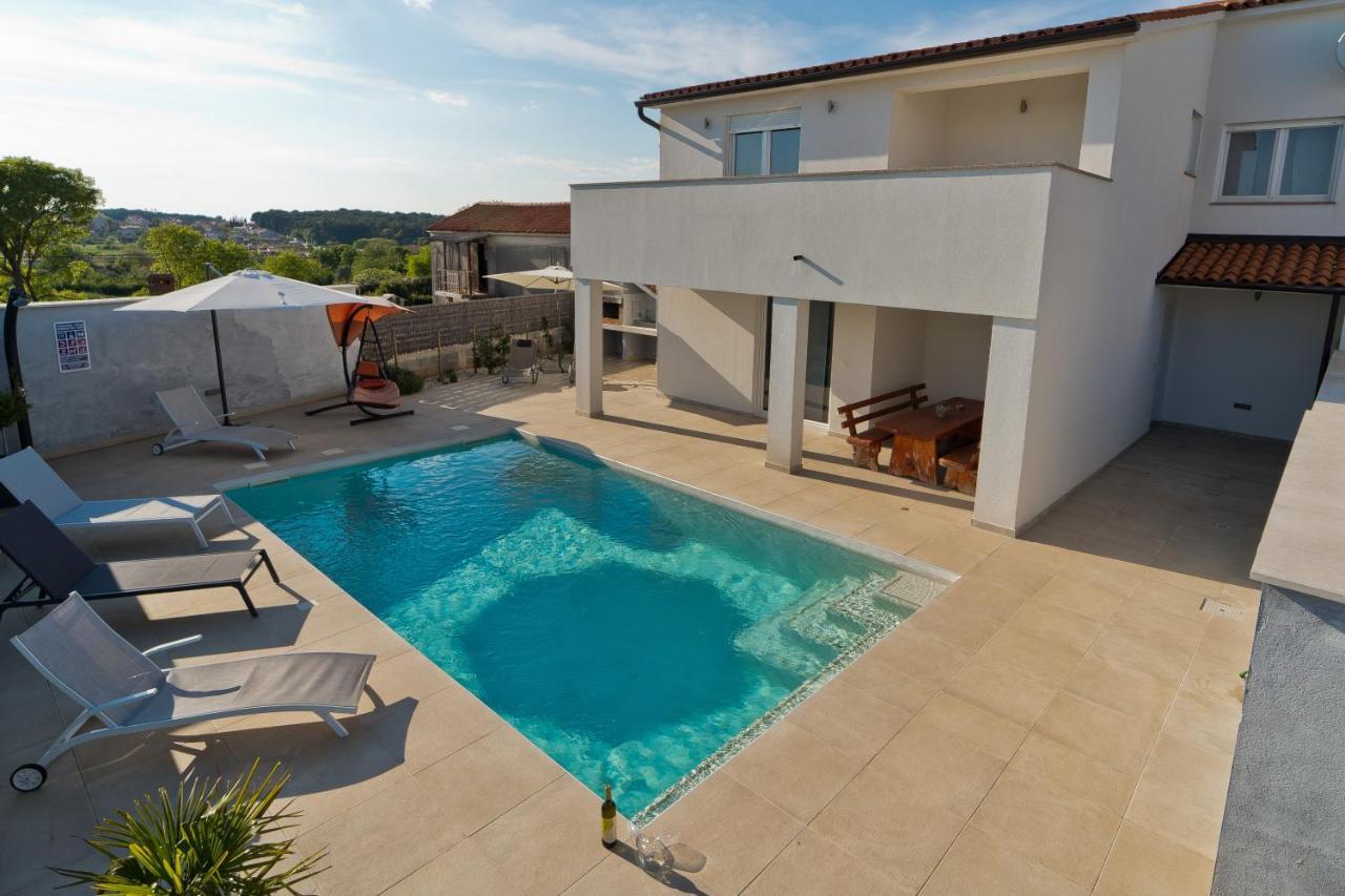 Villa Luka With Private Pool Near Pula Exteriör bild